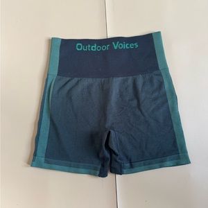 Outdoor voices seamless smooth 4.5 in short